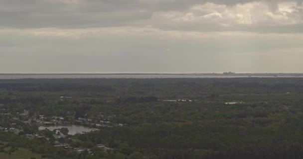 Merritt Adası Florida Havacılık Uzay Merkezinin Çevresindeki Manzaraların Drone Görüntüsü — Stok video