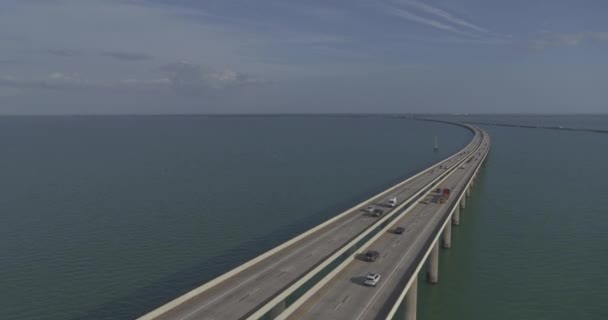 Sunshine Skyway Bridge Florida Aerial Birdseye Tiro Seguintes Carros Ponte — Vídeo de Stock