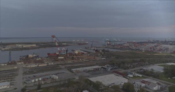 앨라배마 Aerial V19 Shipyards Cityscape Sunset Right Left Pan Dji — 비디오