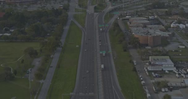 Mobile Alabama Aerial V16 Tilt Reveal Interstate Downtown City Skyline — Vídeo de stock