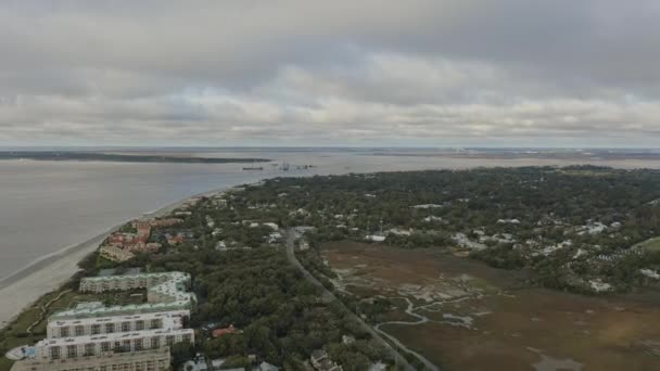 Simons Georgia Aerial Dolly Shot Out Coastline Waterside Low Rise — 비디오