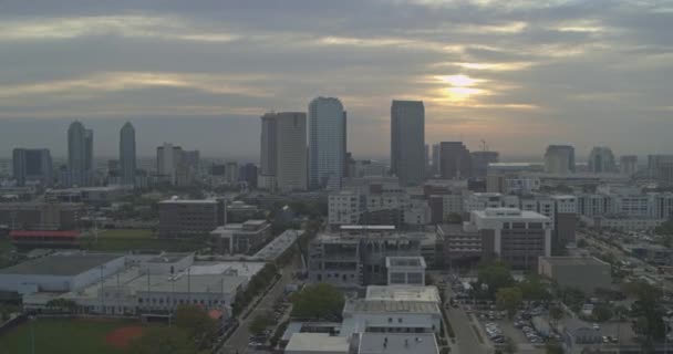 Tampa Florida Aerial V10 Slow Dolly Shot Skyline Время Восхода — стоковое видео