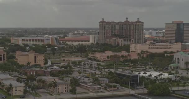 West Palm Beach Florida Aerial V14 Pan Right Shot Town — стокове відео