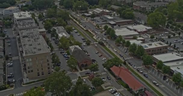 Woodstock Georgia Aerial Dolly Out Shot Traffic Low Rise Neighbourhood — Video