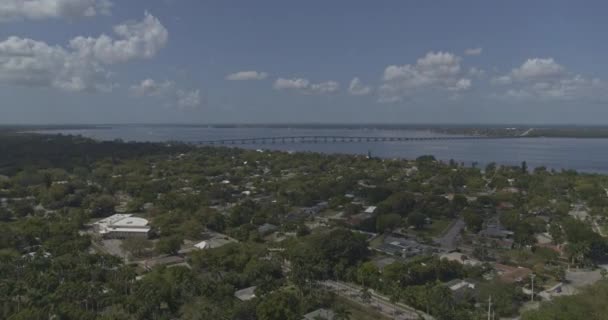 Fort Myers Florida Luchtfoto Panning Uitzicht Van Gedenkbrug Naar Country — Stockvideo