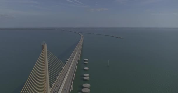 Sunshine Skyway Bridge Florida Air Pan Esquerda Tiro Ponte Rodoviária — Vídeo de Stock