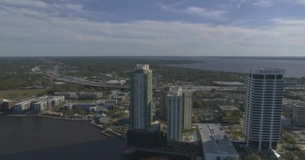 Jacksonville Florida Aerial Драматичный Снимок Очертаний Центра Города Реки Inspire — стоковое видео