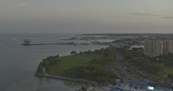 Petersburg Florida Aerial V13 Tiro Giratorio Tampa Bay Aeropuerto Paisaje — Vídeo de stock