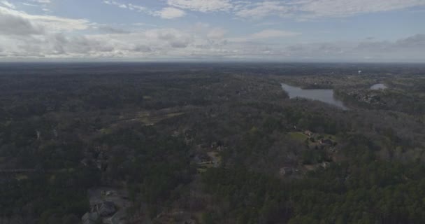 Peachtree City Georgia Aerial Pan Right Shot Landscape Forest Small — Αρχείο Βίντεο