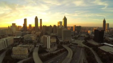 Atlanta cityscape ile geriye doğru uçan hava