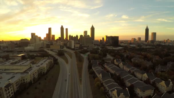 Аэропорт Атланты взлетает вверх с городским пейзажем — стоковое видео