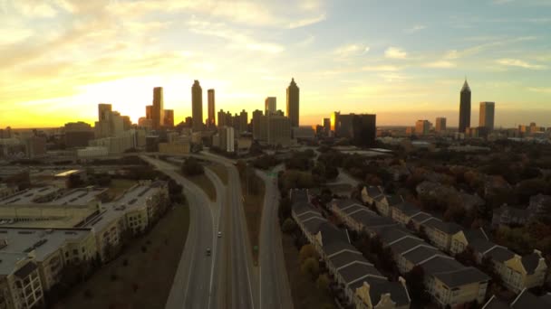 Atlanta vuelo aéreo hacia arriba con paisaje urbano — Vídeo de stock