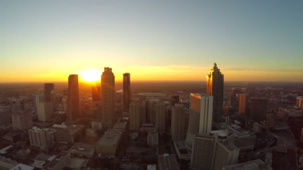 Atlanta-Luft fliegt rückwärts mit Stadtbild — Stockvideo