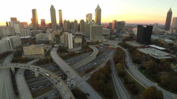Atlanta luchtfoto vliegen over de snelweg — Stockvideo