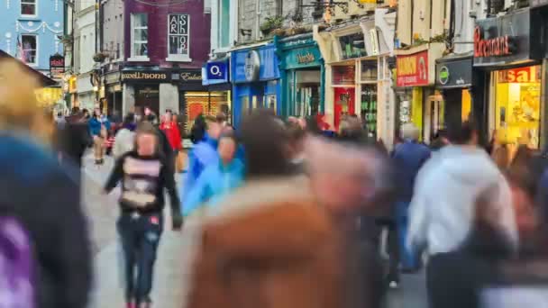 Staden gångtrafik i Galway — Stockvideo