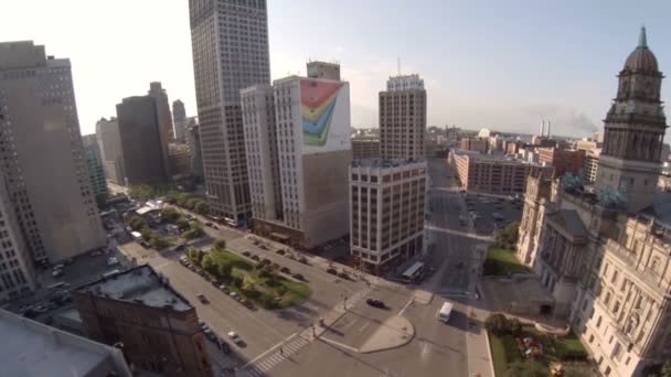 Aéreo entre os edifícios da cidade de Detroit — Vídeo de Stock