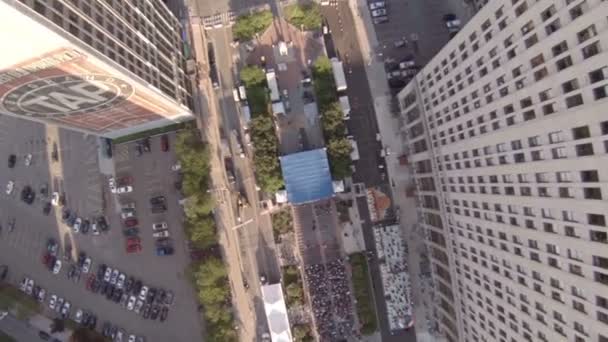 Aerial looking down of Detroit city streets. — Stock Video