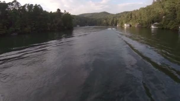 Aérea sobre el lago siguiendo lancha rápida . — Vídeos de Stock