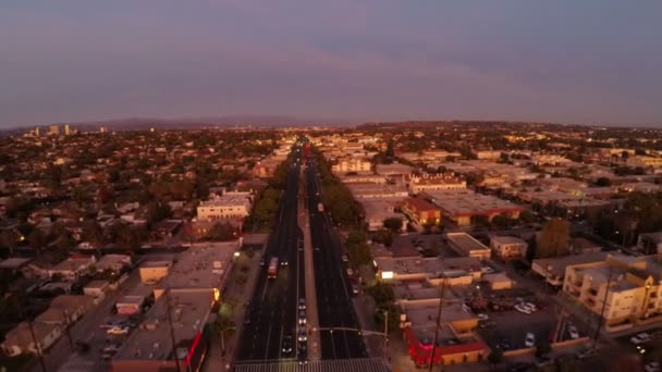 La εναέρια πάνω από τη Βενετία Blvd στο ηλιοβασίλεμα. — Αρχείο Βίντεο