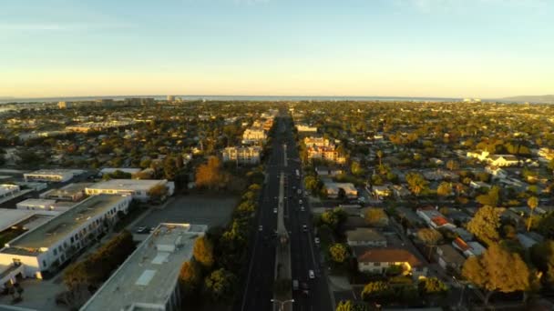 Воздушное пространство Лос-Анджелеса над бульваром Венице на восходе солнца . — стоковое видео