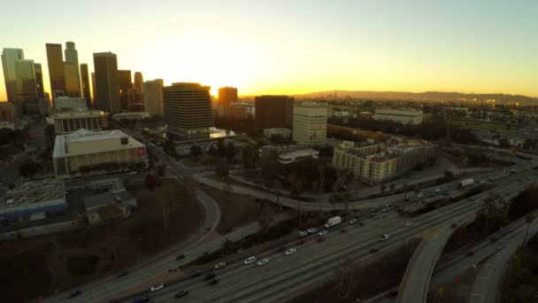 LA aerial downtown pendant le coucher du soleil . — Video