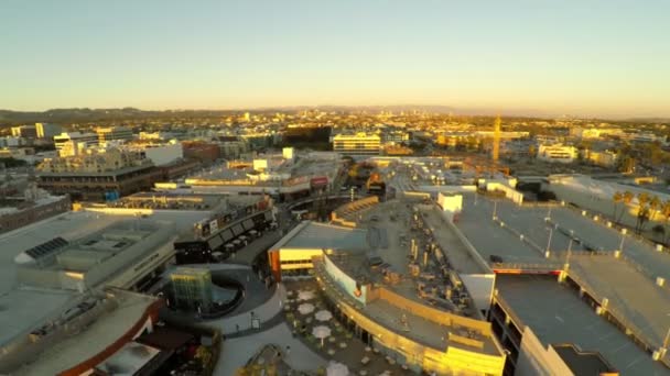 Antenne over Santa Monica tijdens zonsondergang. — Stockvideo