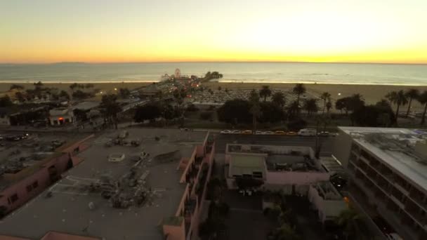 Vue aérienne sur Santa Monica et la jetée après le coucher du soleil . — Video