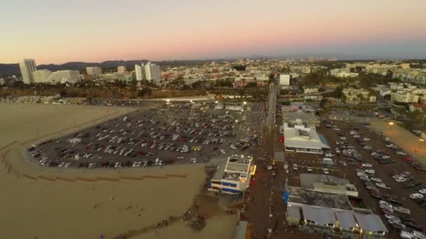 Pier och Santa Monica efter solnedgången. — Stockvideo