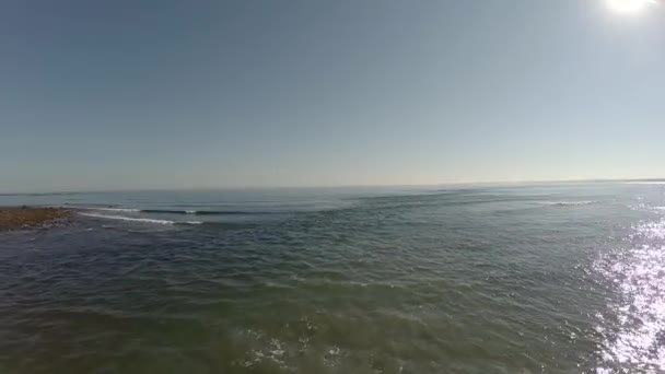 Aérea sobre las olas y la playa en Maine . — Vídeos de Stock