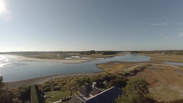 Luchtfoto viaduct van kust vakantiehuizen met privé zwembad in Maine. — Stockvideo