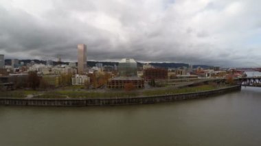 Düşük uçan Portland Nehri üzerinde hava