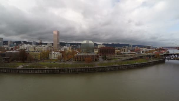 Bajo vuelo aéreo de Portland sobre el río — Vídeo de stock