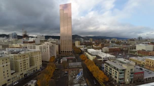 Antenne Innenstadt und über Portland oregon Zeichen — Stockvideo