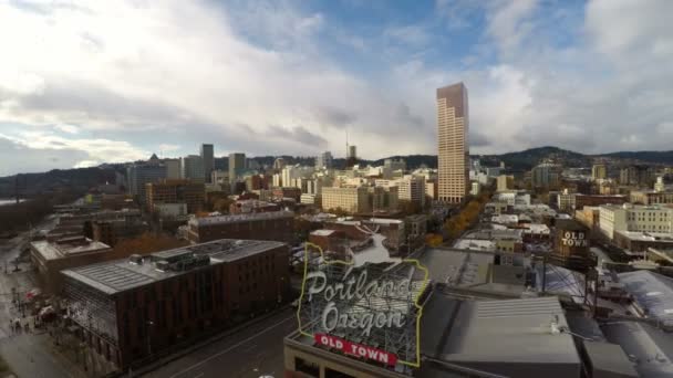 Lage luchtfoto vliegen nauw over Portland Oregon teken — Stockvideo