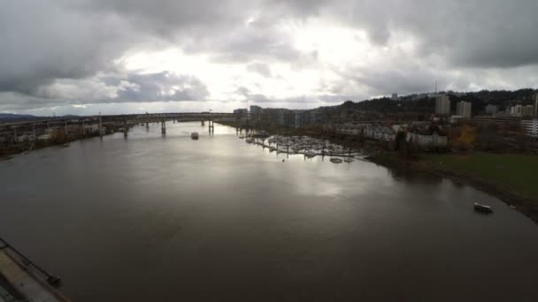 Portland-Antenne dicht über Weißdornbrücke. — Stockvideo
