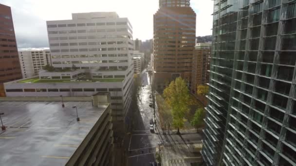 Luchtfoto door het centrum van Portland — Stockvideo