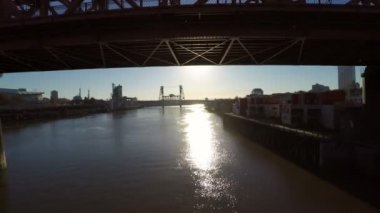 Portland Fremont Köprüsü'nün altında hava.