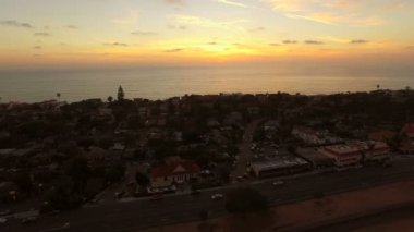 Cliffside evleri üzerinde uçan