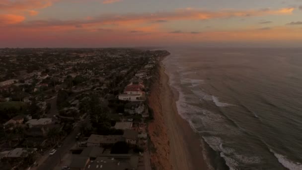 Volando sobre las casas de acantilado — Vídeos de Stock