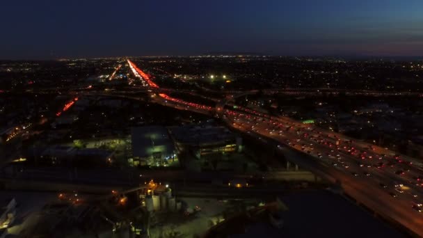 Échange autoroutier au crépuscule — Video