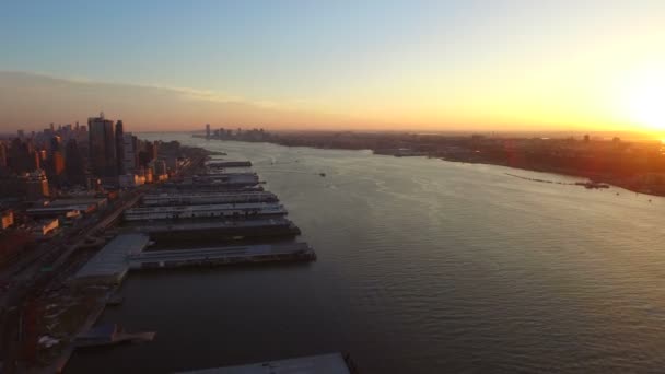 Manhattan and Jersey City during sunset. — Stock Video