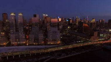 Hudson River Cityscapes alacakaranlıkta.