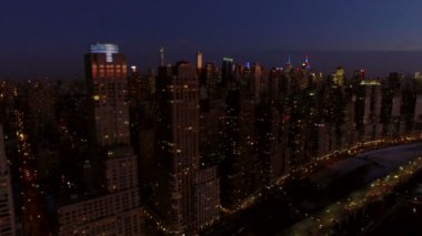 Midtown Manhattan cityscapes alacakaranlıkta.