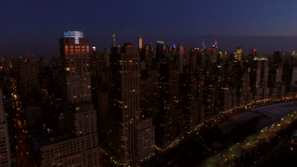 Midtown Manhattan cityscapes alacakaranlıkta. — Stok video