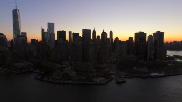 Manhattan pénzügyi negyedének városkép hajnalban. — Stock videók