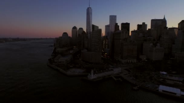 Manhattan Financial District paesaggio urbano all'alba . — Video Stock