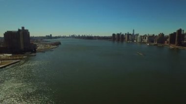 Doğu Nehri aşağı Manhattan cityscape ile.