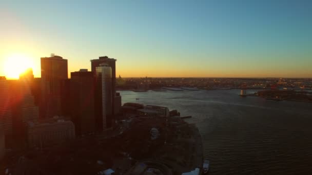 Paisaje urbano del Distrito Financiero de Manhattan al amanecer . — Vídeo de stock