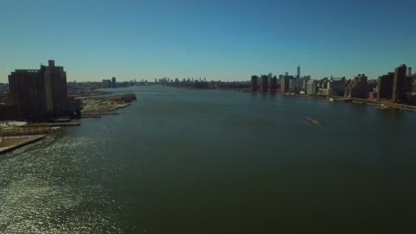 Іст-Ривер з нижнього Манхеттена міський пейзаж. — стокове відео