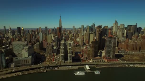 East River con paisaje urbano de Midtown Manhattan — Vídeo de stock